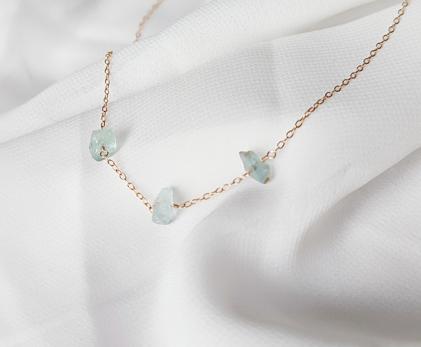 Zierliche Aquamarin Rohsteinkette, März Geburtsstein Halskette mit Aquamarin Rohsteinen