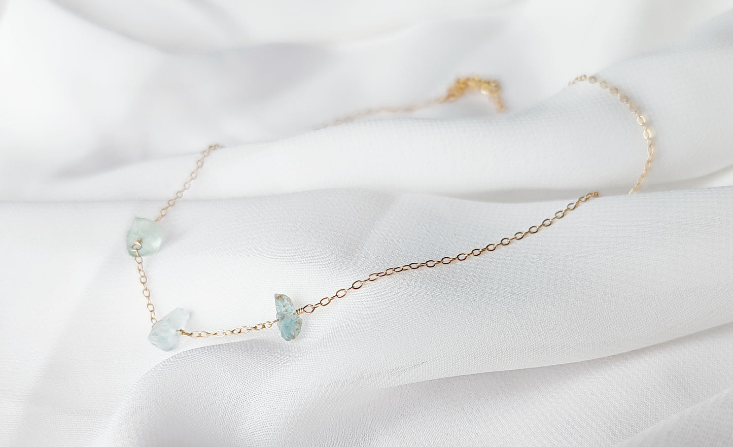 Zierliche Aquamarin Rohsteinkette, März Geburtsstein Halskette mit Aquamarin Rohsteinen