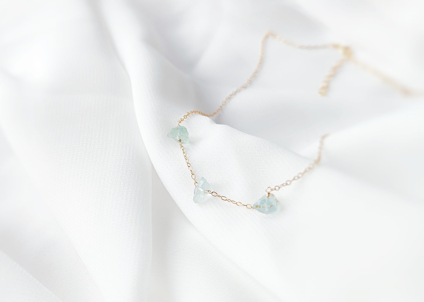 Zierliche Aquamarin Rohsteinkette, März Geburtsstein Halskette mit Aquamarin Rohsteinen