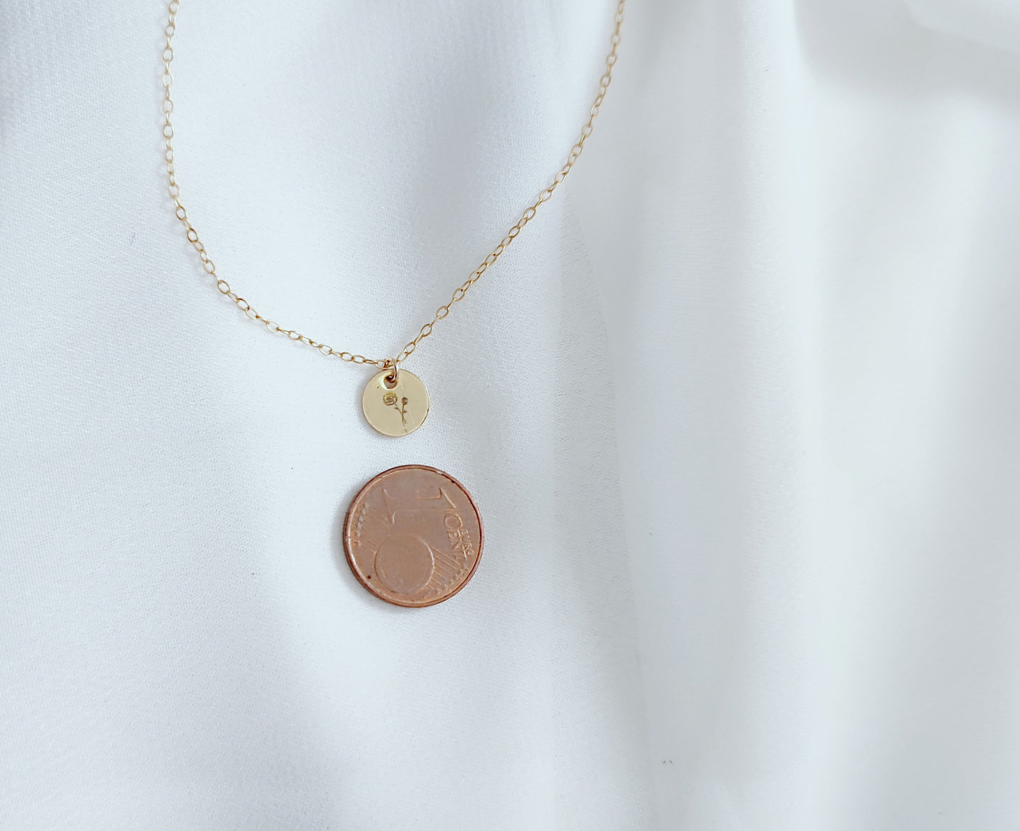 Mini Geburtsblumenkette, Minimalistische Kette mit personalisierter Gravur 6 mm Plättchen