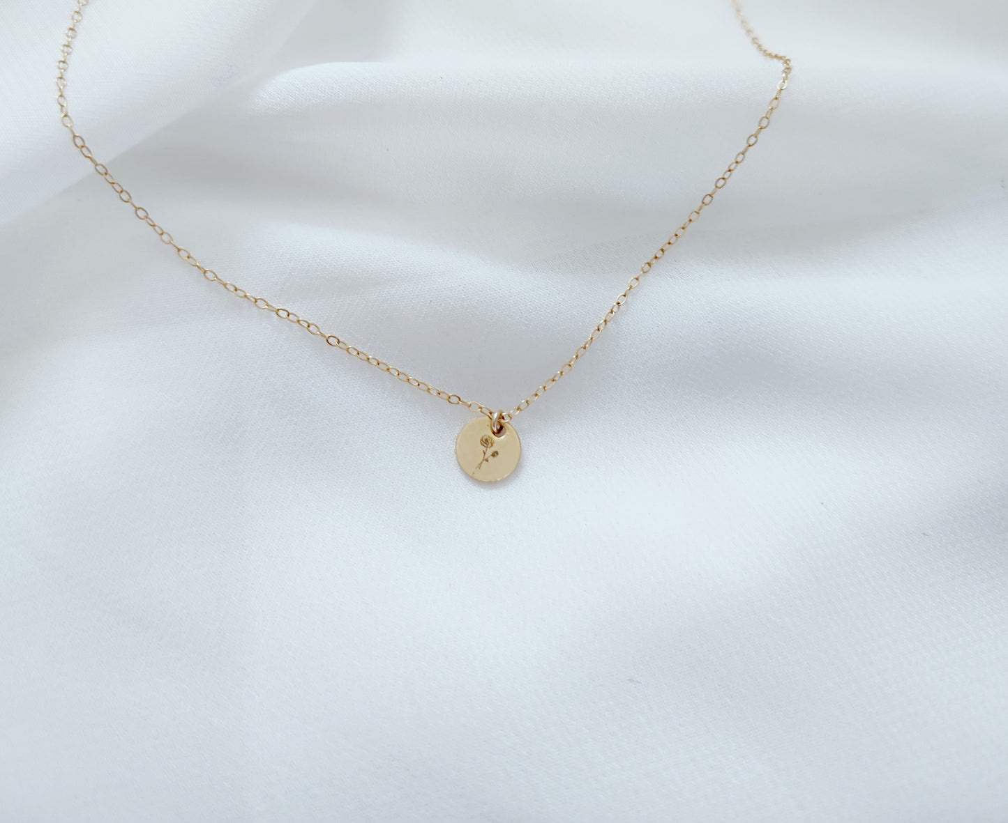 Mini Geburtsblumenkette, Minimalistische Kette mit personalisierter Gravur 6 mm Plättchen