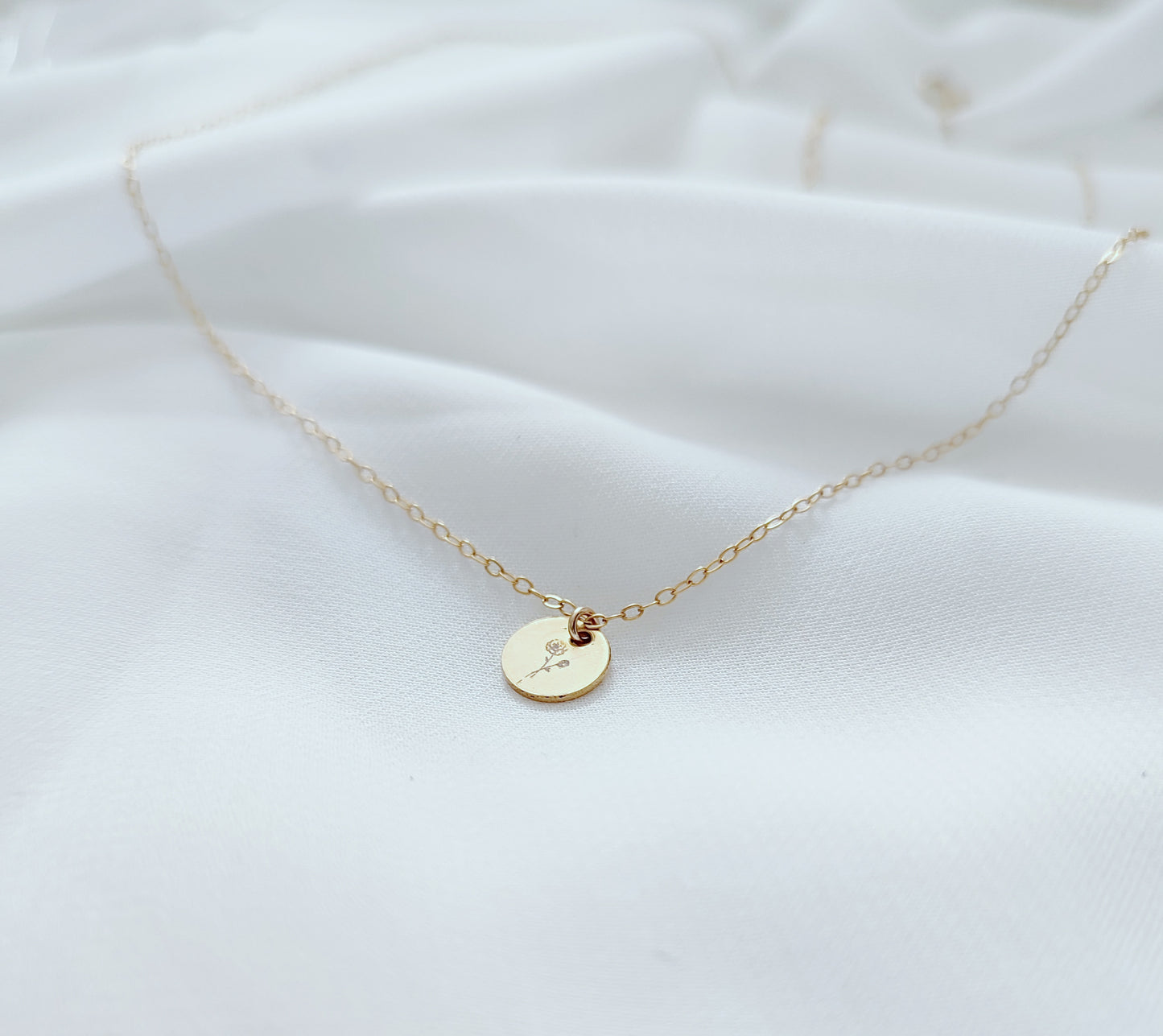 Mini Geburtsblumenkette, Minimalistische Kette mit personalisierter Gravur 6 mm Plättchen