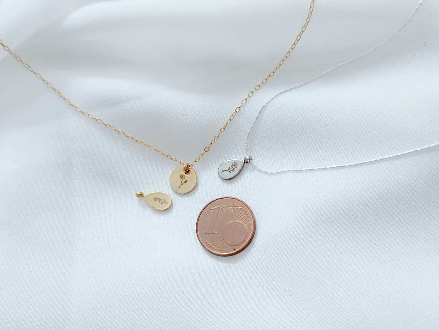 Mini Geburtsblumenkette, Minimalistische Kette mit personalisierter Gravur 6 mm Plättchen