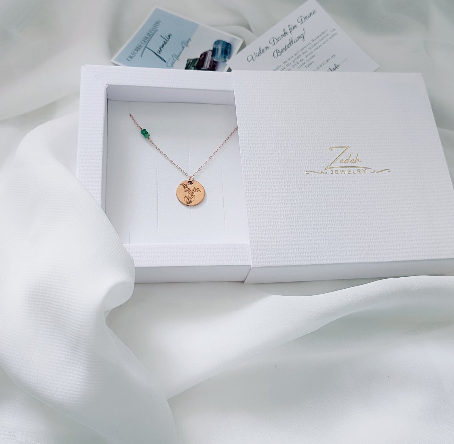 Mini Geburtsblumenkette, Minimalistische Kette mit personalisierter Gravur 6 mm Plättchen