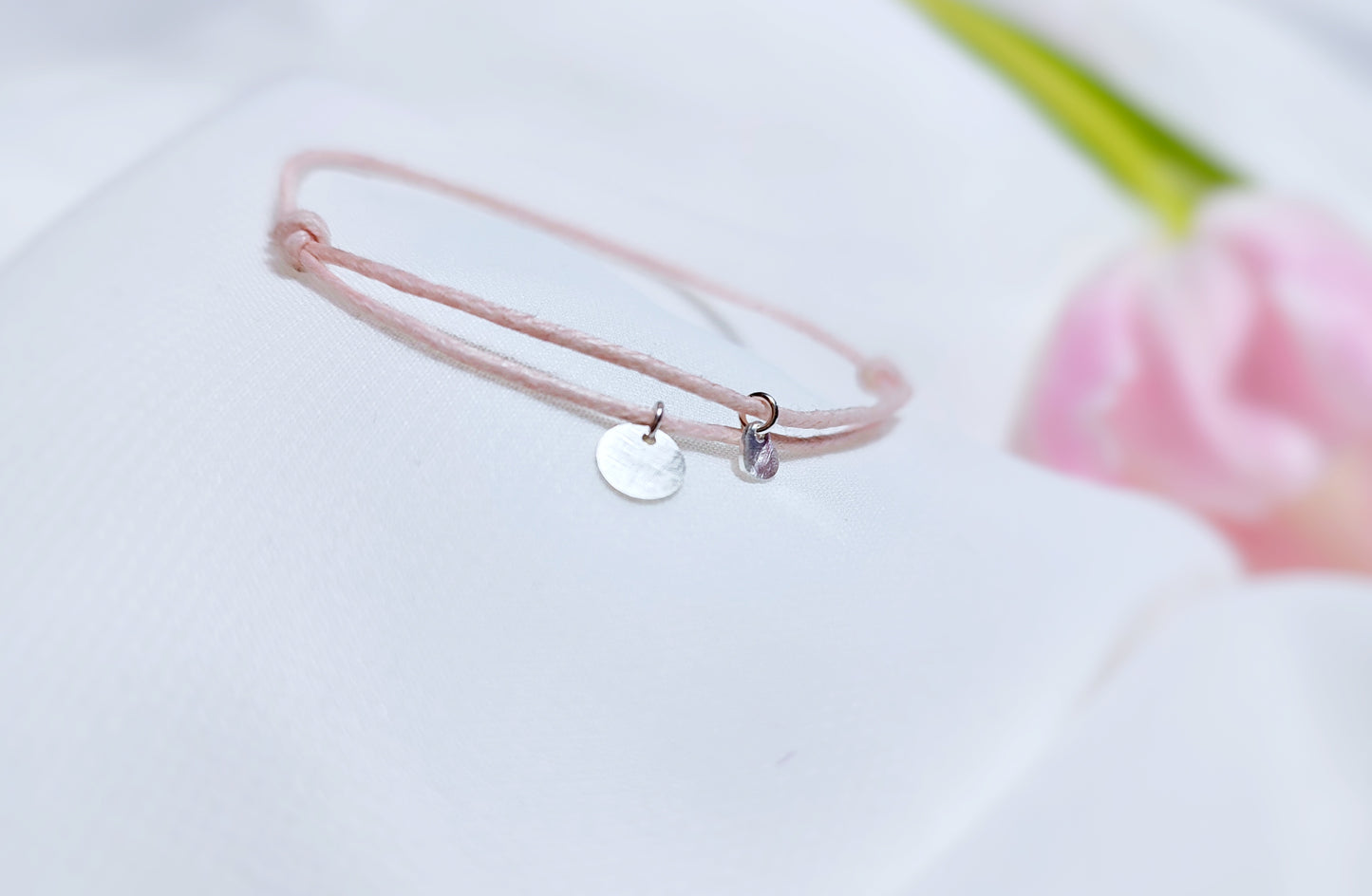 Nude look Armband aus Bio Baumwolle in zart rosa mit gebürsteten Sterling Silber Plättchen und Herz Charm Anhänger
