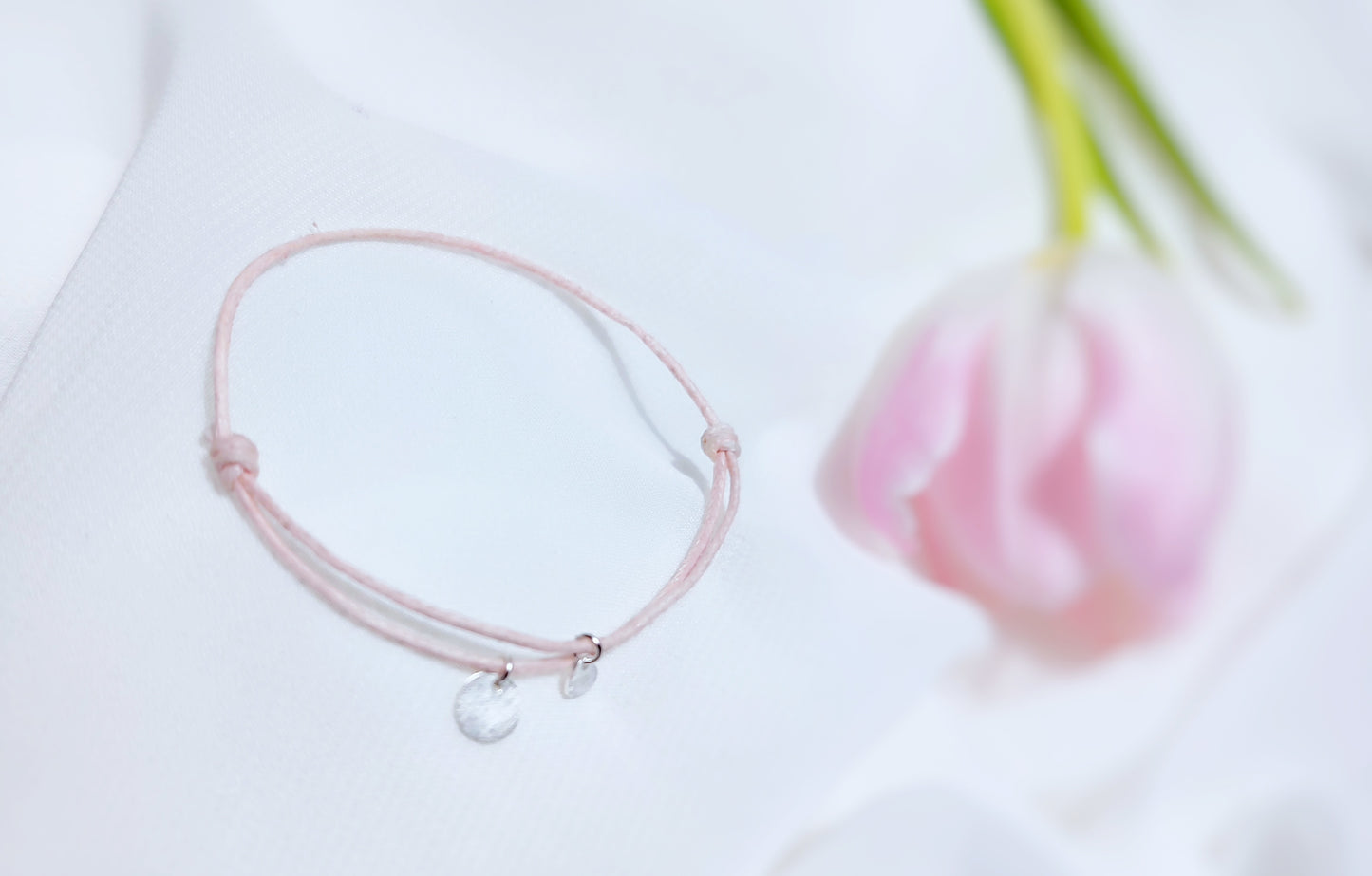 Nude look Armband aus Bio Baumwolle in zart rosa mit gebürsteten Sterling Silber Plättchen und Herz Charm Anhänger