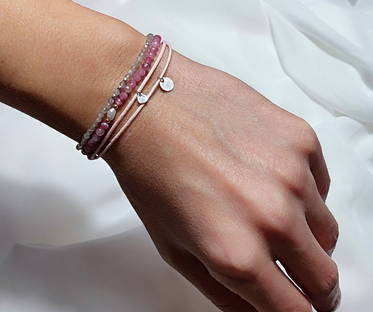 Nude look Armband aus Bio Baumwolle in zart rosa mit gebürsteten Sterling Silber Plättchen und Herz Charm Anhänger