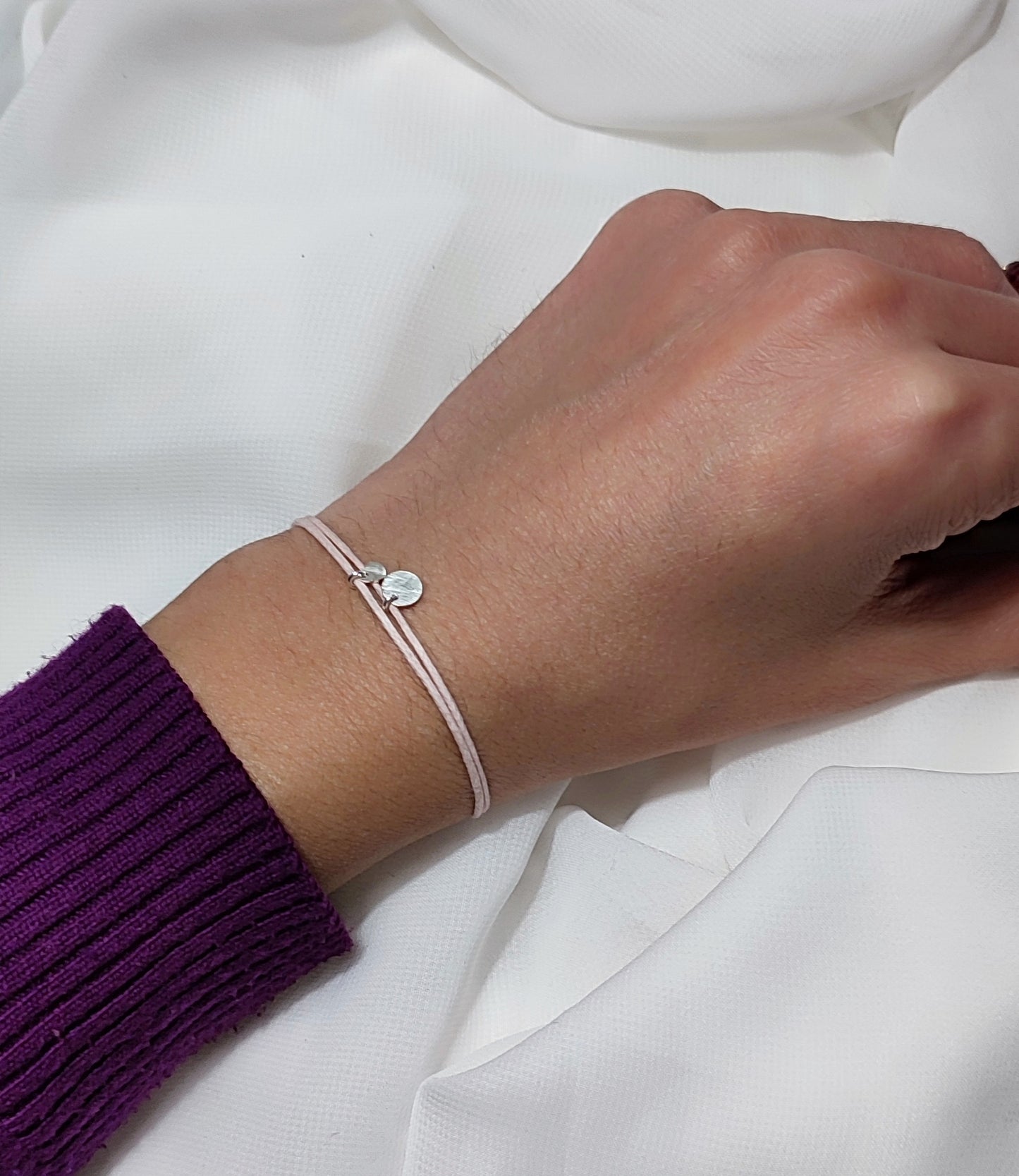 Nude look Armband aus Bio Baumwolle in zart rosa mit gebürsteten Sterling Silber Plättchen und Herz Charm Anhänger