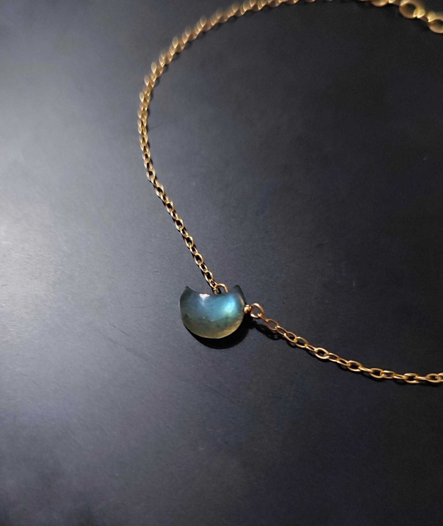 Mondstein oder Labradorit Armband mit Mondsichel, Mond Halbmond Armband