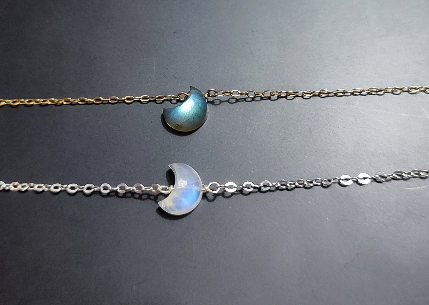 Mondstein oder Labradorit Armband mit Mondsichel, Mond Halbmond Armband