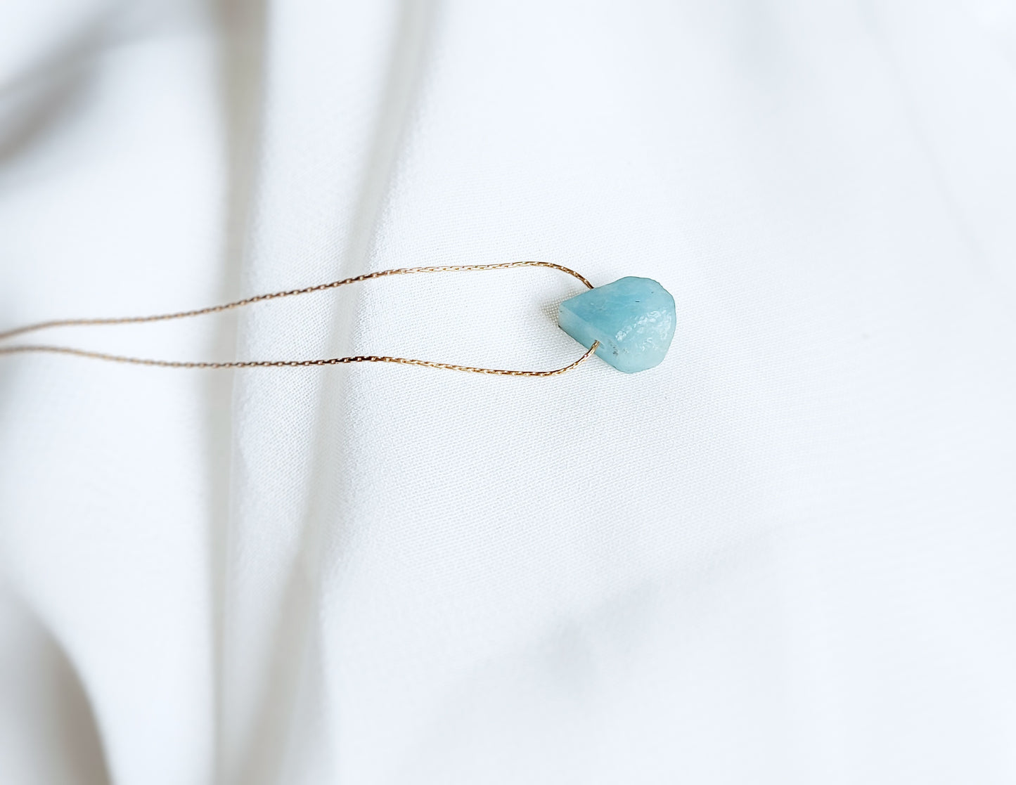 Aquamarin Rohsteinkette, Halskette mit Aquamarin Anhänger Gold