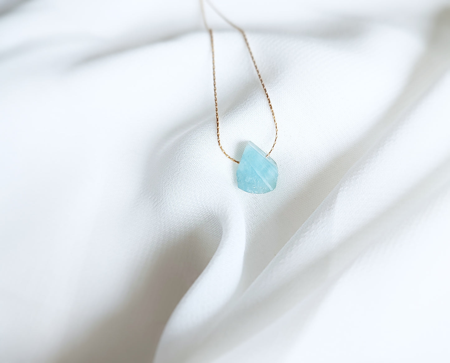 Aquamarin Rohsteinkette, Halskette mit Aquamarin Anhänger Gold