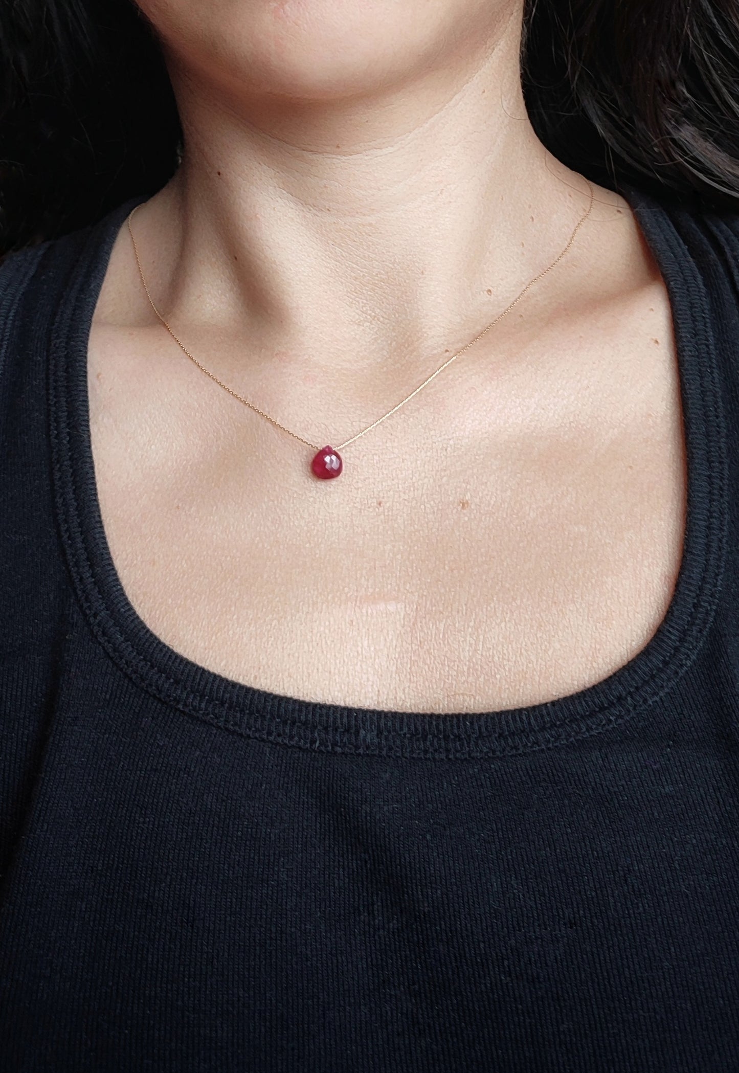 Rubin Halskette in Gold, kleiner Rubinn Tropfen, Juli Geburtssteinkette