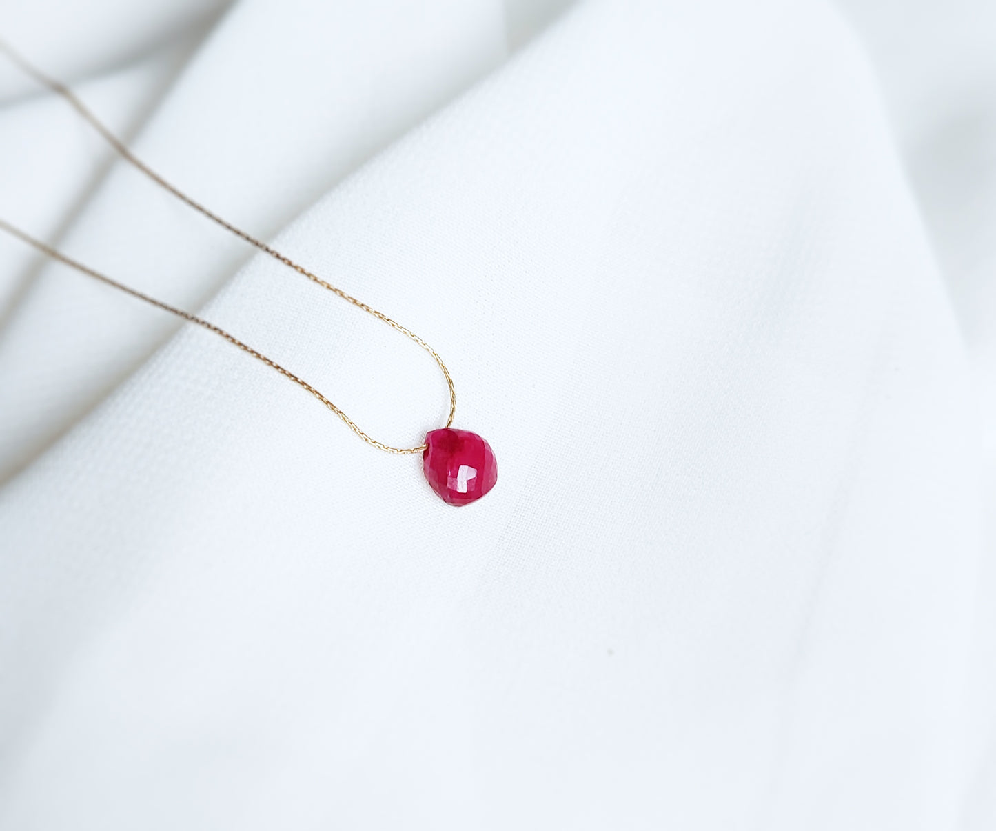 Rubin Halskette in Gold, kleiner Rubinn Tropfen, Juli Geburtssteinkette