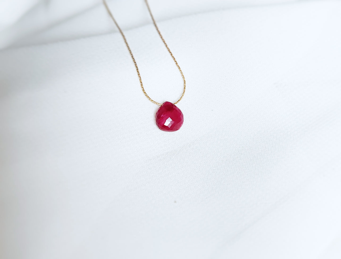 Rubin Halskette in Gold, kleiner Rubinn Tropfen, Juli Geburtssteinkette