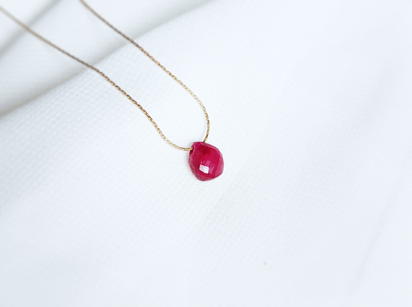 Rubin Halskette in Gold, kleiner Rubinn Tropfen, Juli Geburtssteinkette
