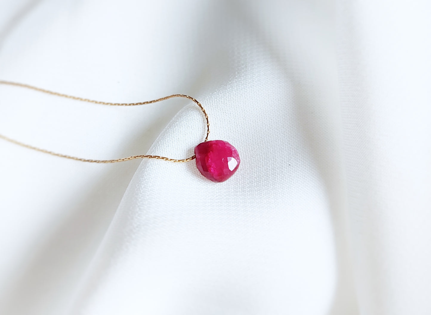 Rubin Halskette in Gold, kleiner Rubinn Tropfen, Juli Geburtssteinkette