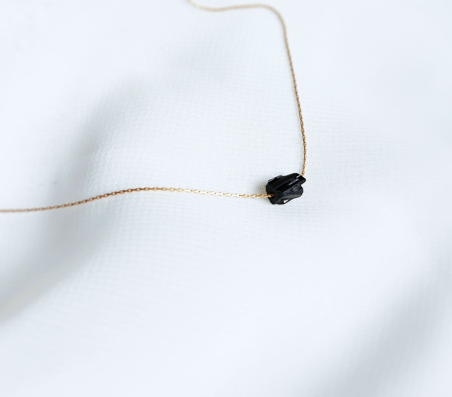 Schwarzer Turmalin Rohstein, Turmalinkette Gold