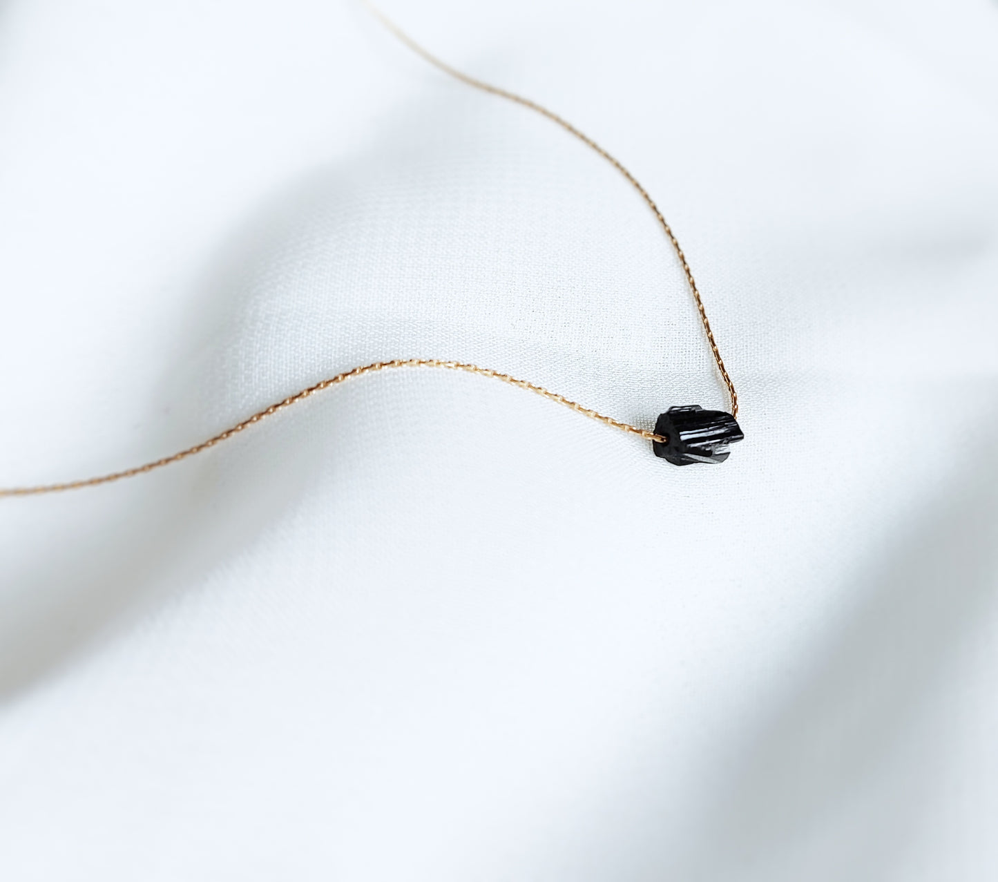 Schwarzer Turmalin Rohstein, Turmalinkette Gold