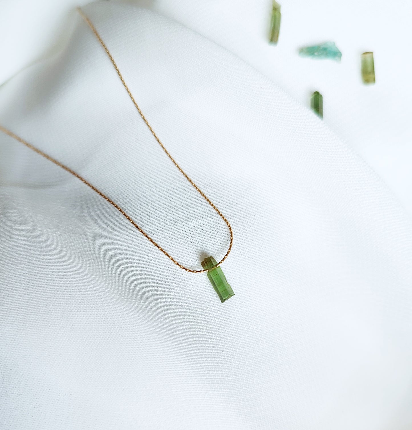 Grüner Turmalin Stäbchen Halskette, Minimalist Kette mit Turmalin Rohstein Anhänger
