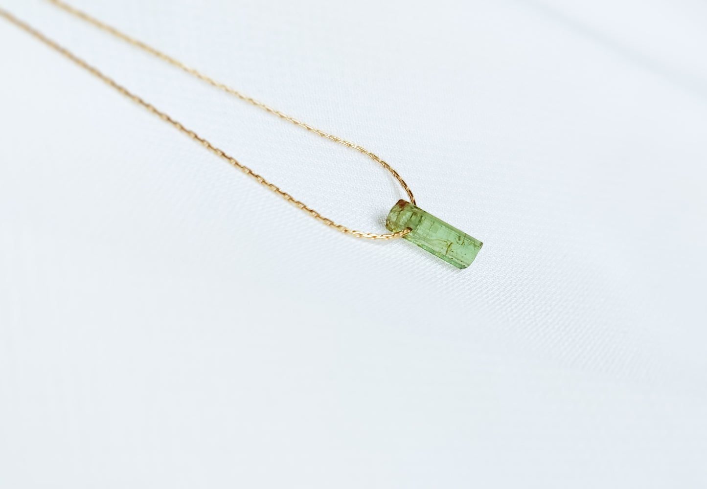 Grüner Turmalin Stäbchen Halskette, Minimalist Kette mit Turmalin Rohstein Anhänger