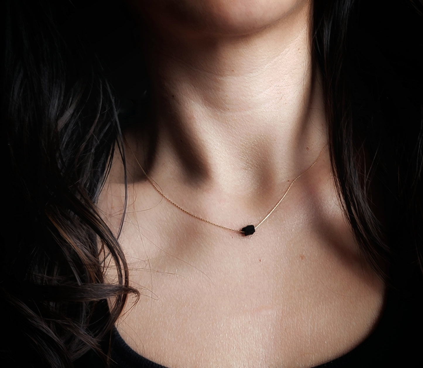 Schwarzer Turmalin Rohstein, Turmalinkette Gold