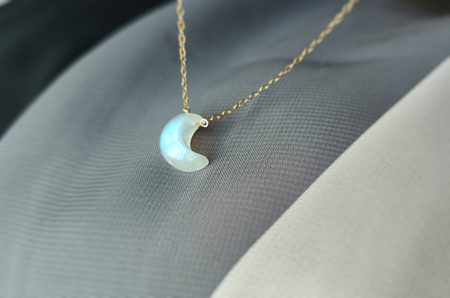Mondstein Halskette mit Mondsichel Anhänger