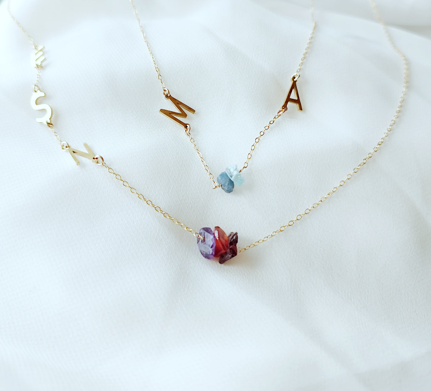 Personalisierbare Buchstaben Halskette mit Geburtssteinen, Familien Initialen Kette mit Rohsteinen