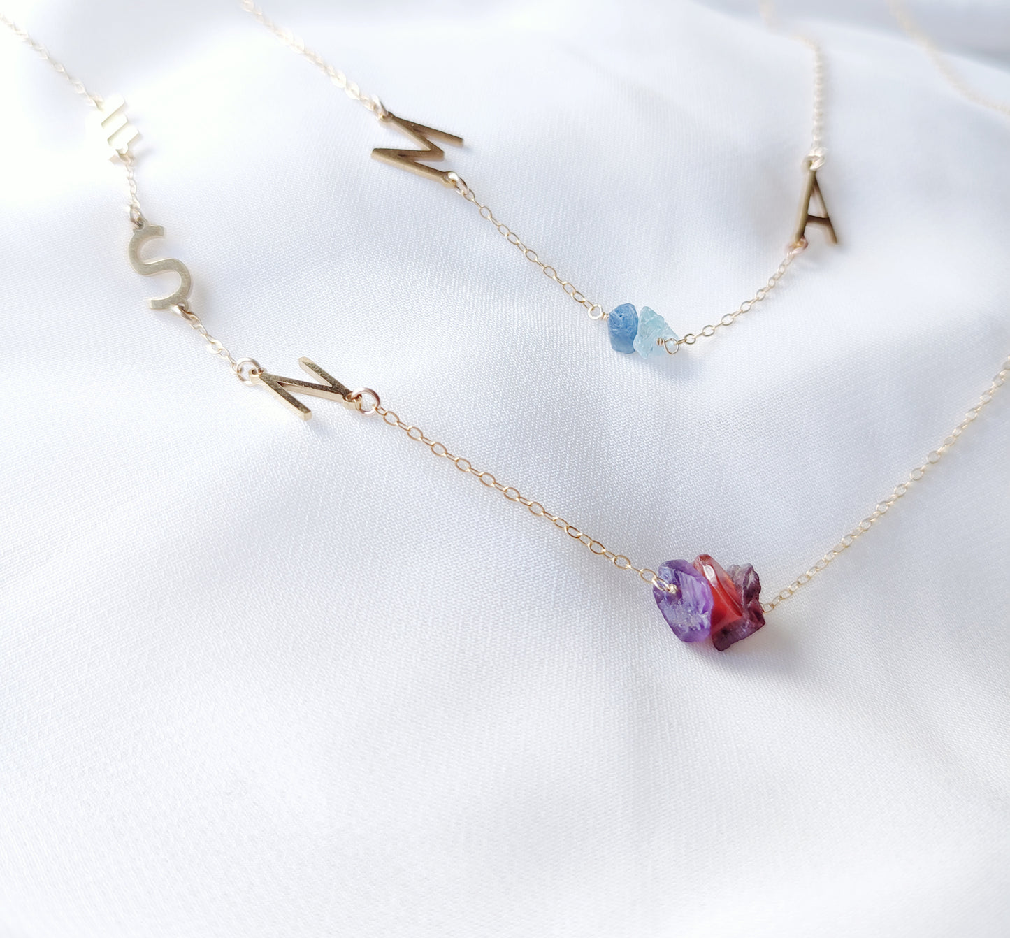 Personalisierbare Buchstaben Halskette mit Geburtssteinen, Familien Initialen Kette mit Rohsteinen