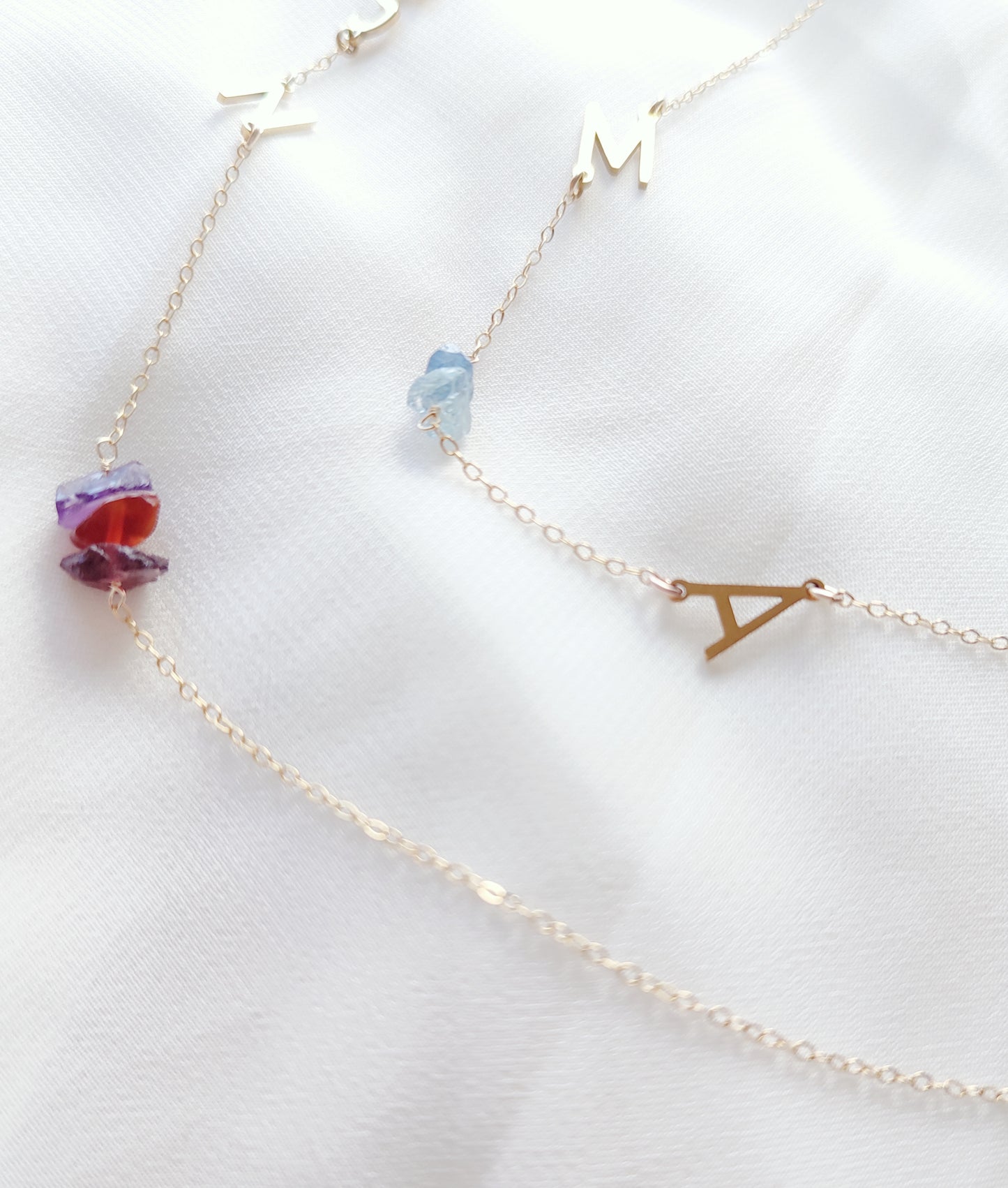 Personalisierbare Buchstaben Halskette mit Geburtssteinen, Familien Initialen Kette mit Rohsteinen