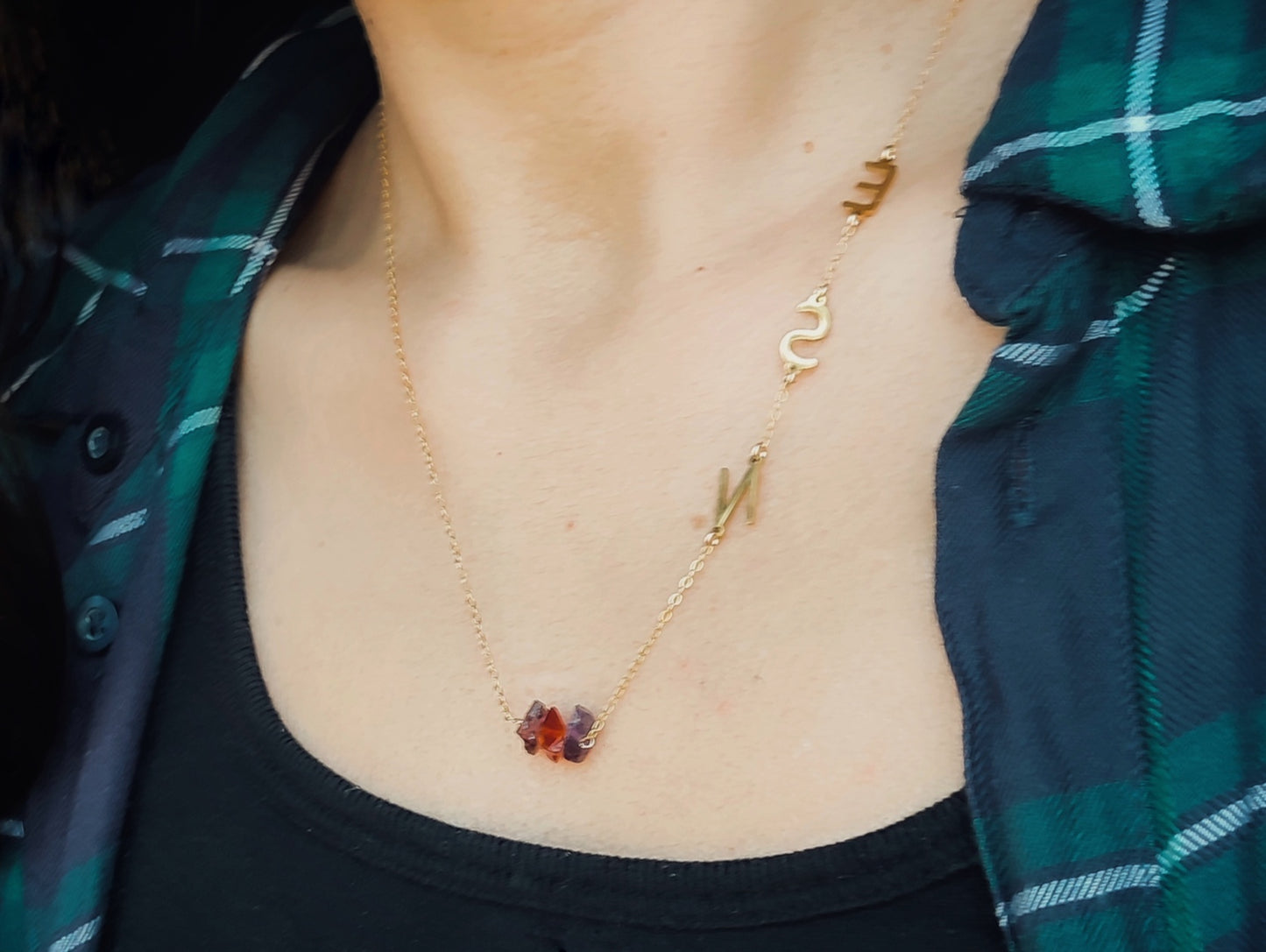 Personalisierbare Buchstaben Halskette mit Geburtssteinen, Familien Initialen Kette mit Rohsteinen