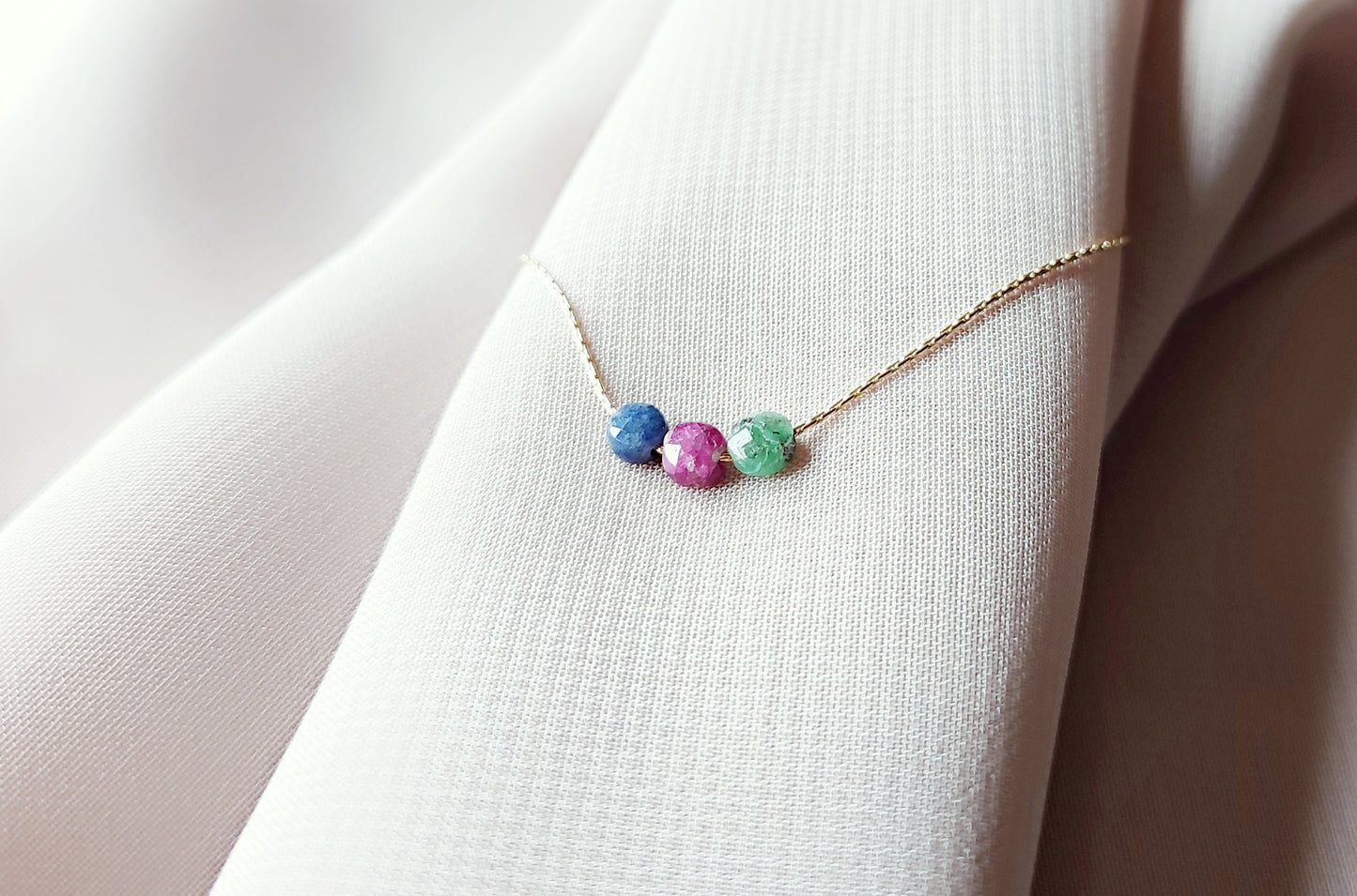 Minimalistische Kette mit Saphir, Rubin und Smaragd