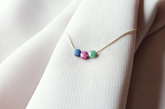 Minimalistische Kette mit Saphir, Rubin und Smaragd