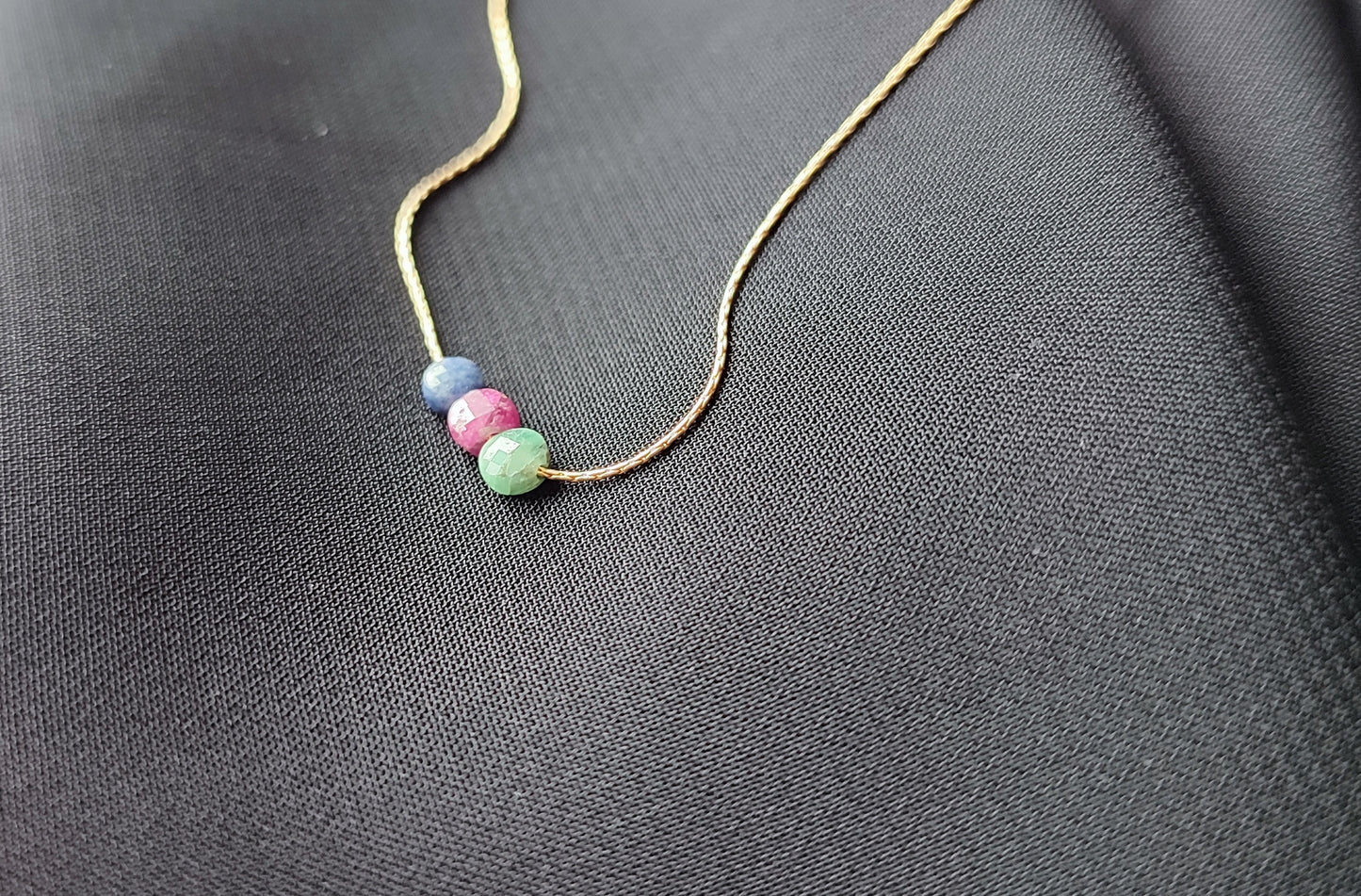 Minimalistische Kette mit Saphir, Rubin und Smaragd