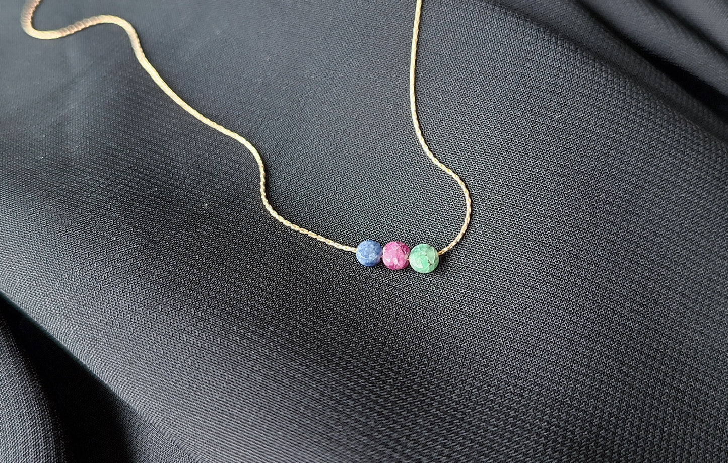 Minimalistische Kette mit Saphir, Rubin und Smaragd