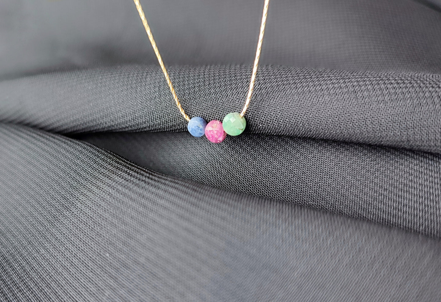 Minimalistische Kette mit Saphir, Rubin und Smaragd