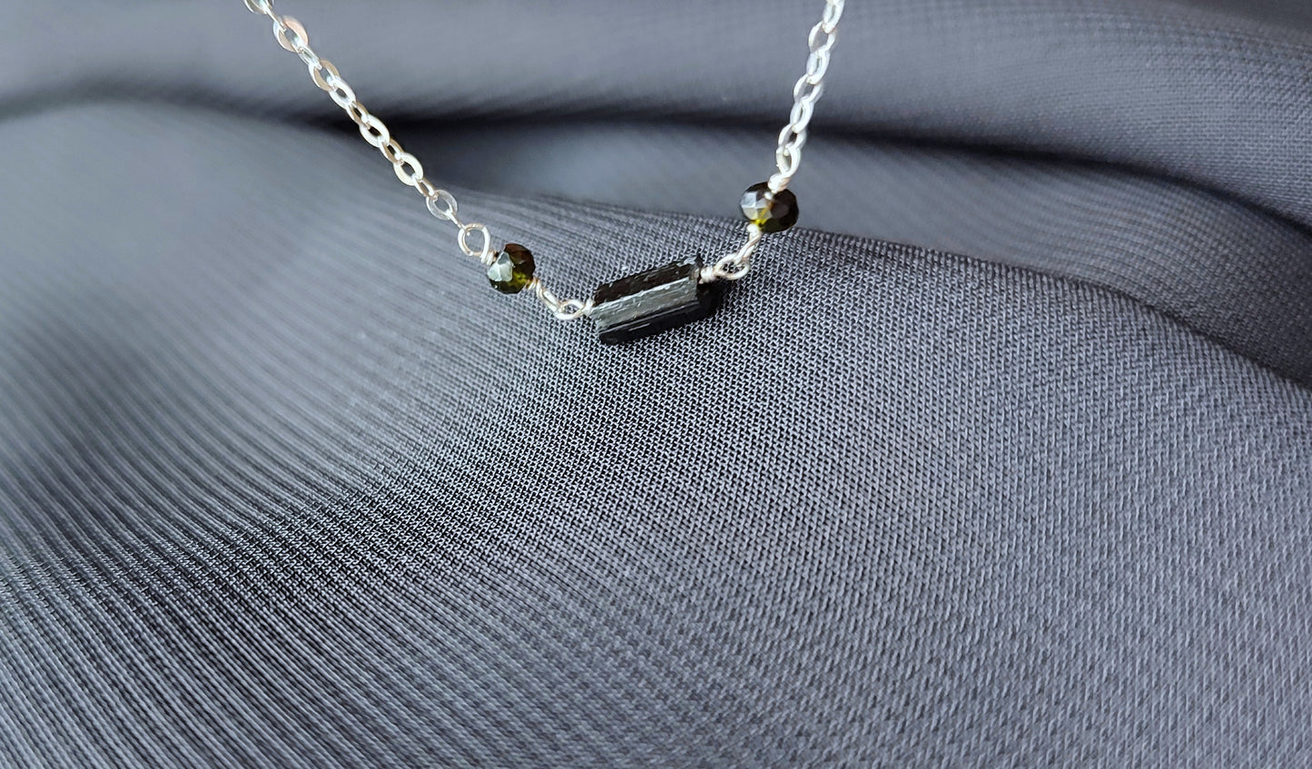 Halskette mit schwarzen Turmalin Rohstein und Obsidian