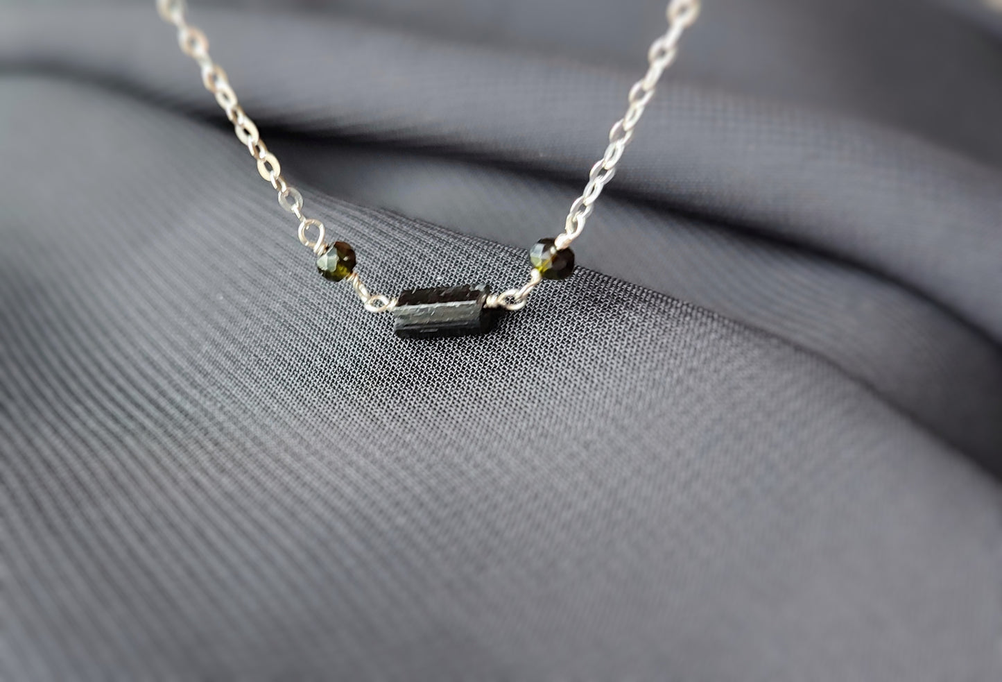 Halskette mit schwarzen Turmalin Rohstein und Obsidian