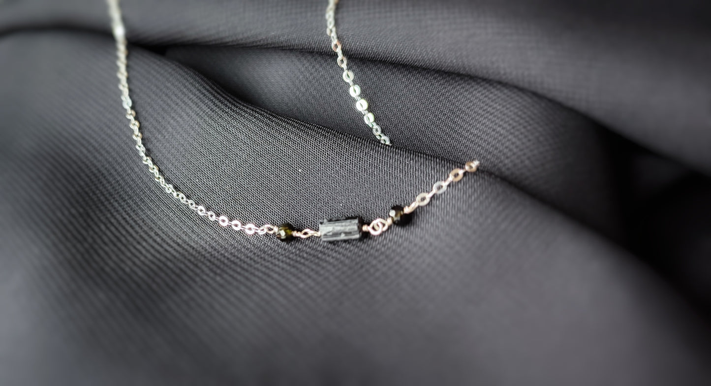 Halskette mit schwarzen Turmalin Rohstein und Obsidian