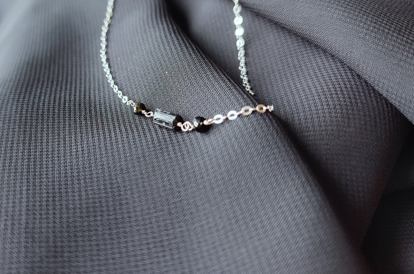 Halskette mit schwarzen Turmalin Rohstein und Obsidian