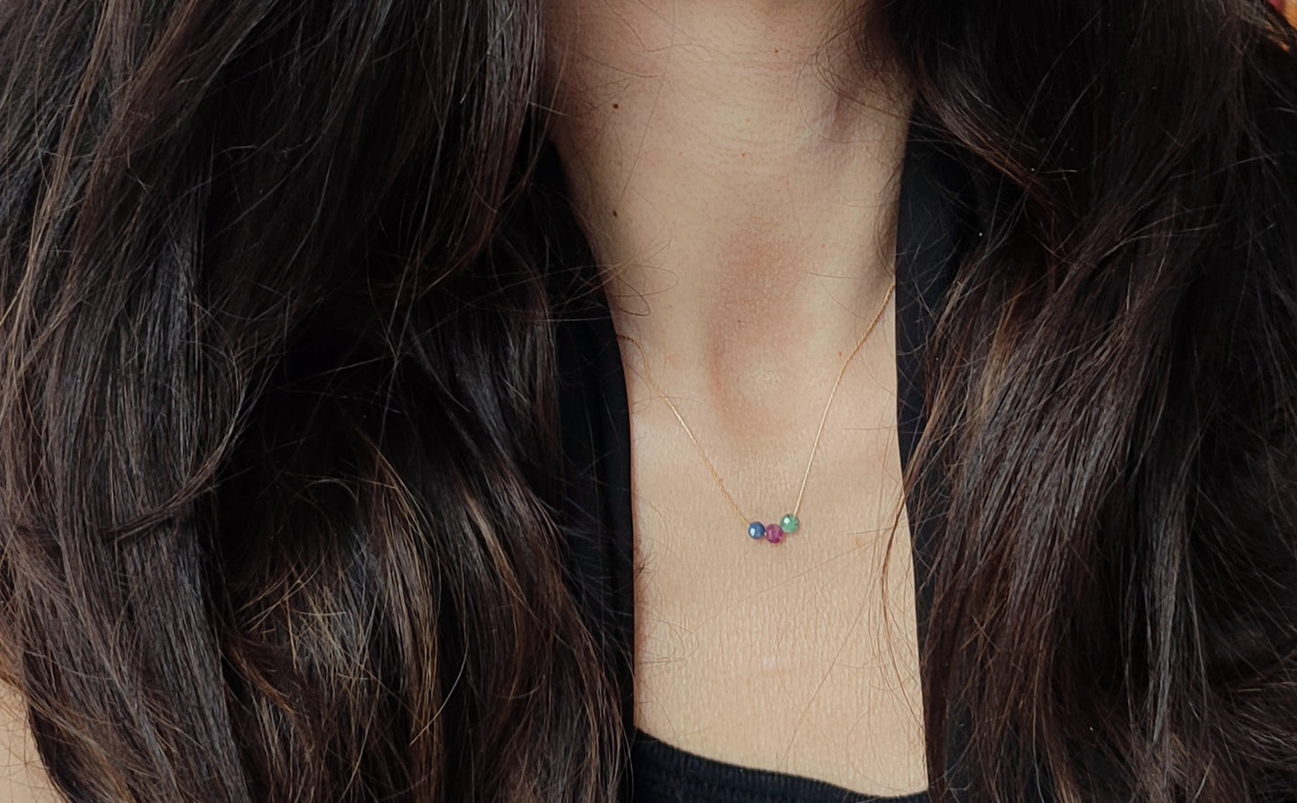 Minimalistische Kette mit Saphir, Rubin und Smaragd