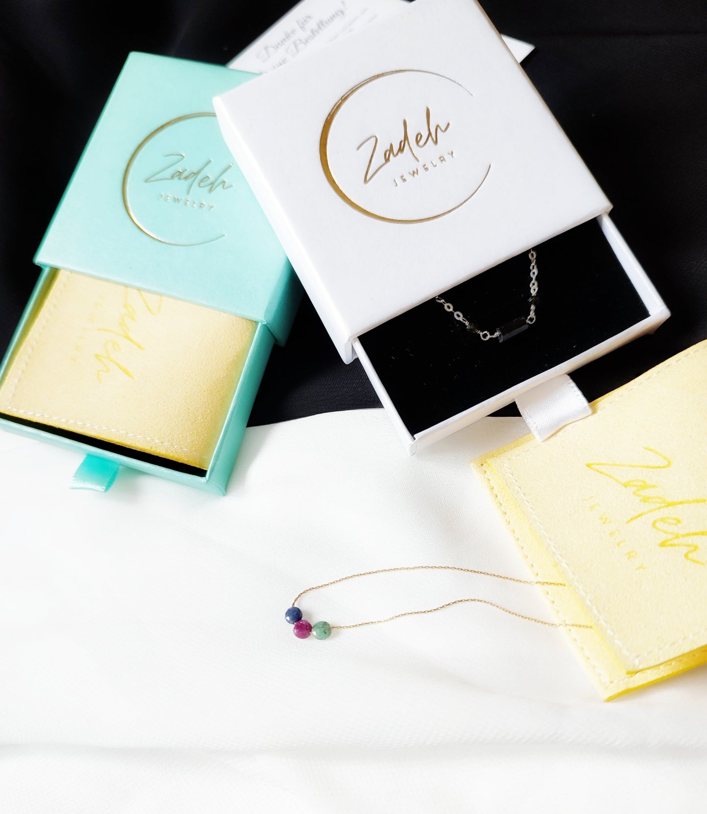 Minimalistische Kette mit Saphir, Rubin und Smaragd