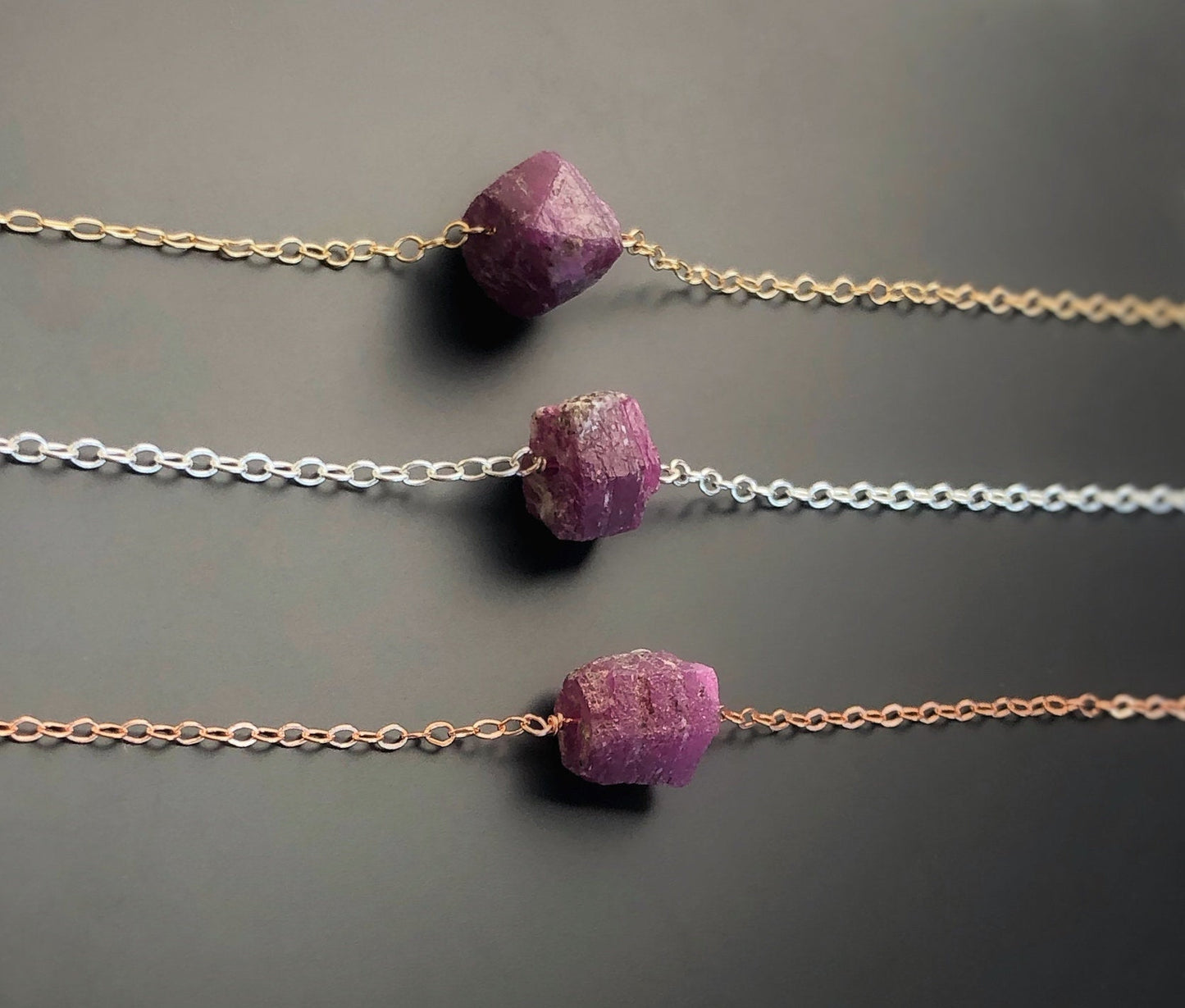 Halskette mit Rubin Rohstein, Juli Geburtsstein Kette, Rubinkette in Sterling Silber, Layering Halskette