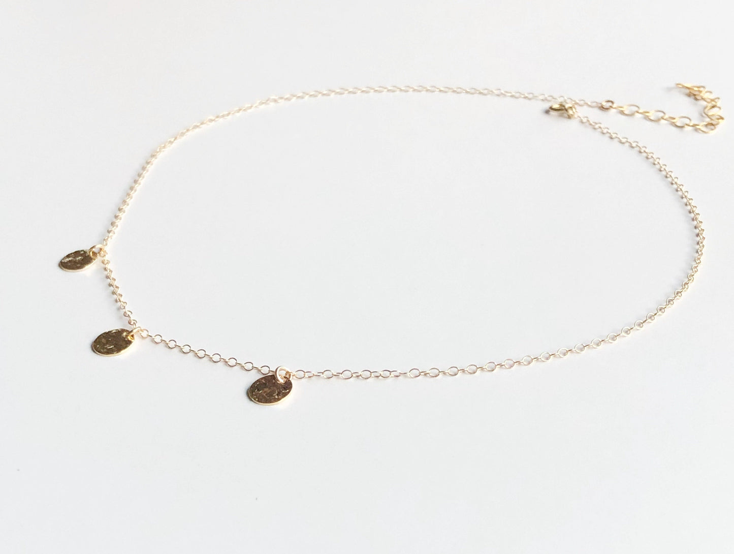 Boho Plättchenkette, Halskette in Gold Filled, Kette mit Gehämmerten Münz Anzänger