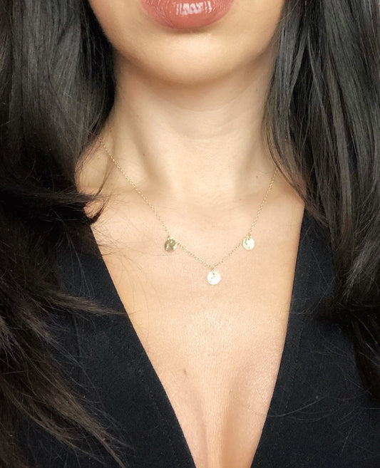 Boho Plättchenkette, Halskette in Gold Filled, Kette mit Gehämmerten Münz Anzänger