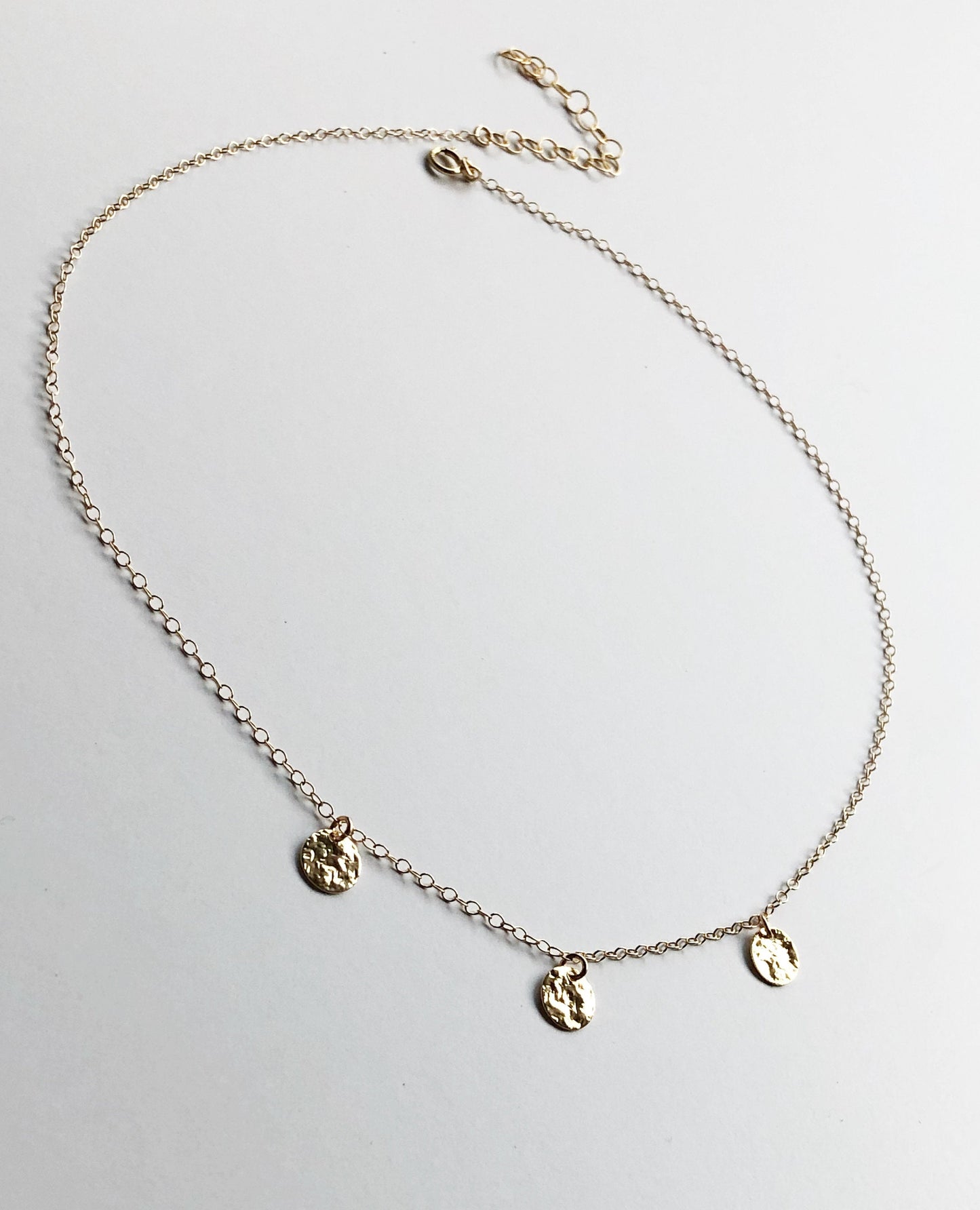 Boho Plättchenkette, Halskette in Gold Filled, Kette mit Gehämmerten Münz Anzänger