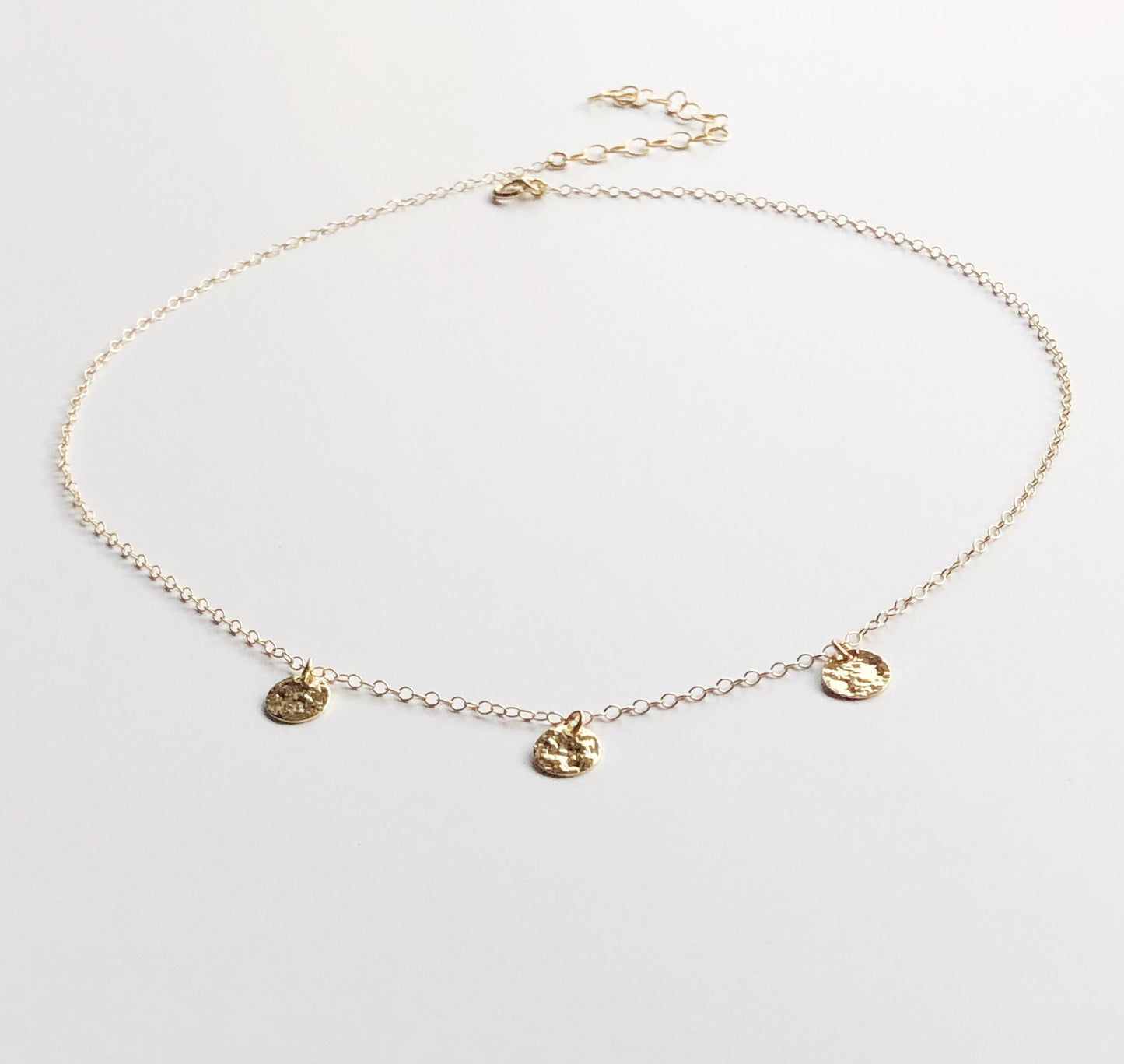 Boho Plättchenkette, Halskette in Gold Filled, Kette mit Gehämmerten Münz Anzänger