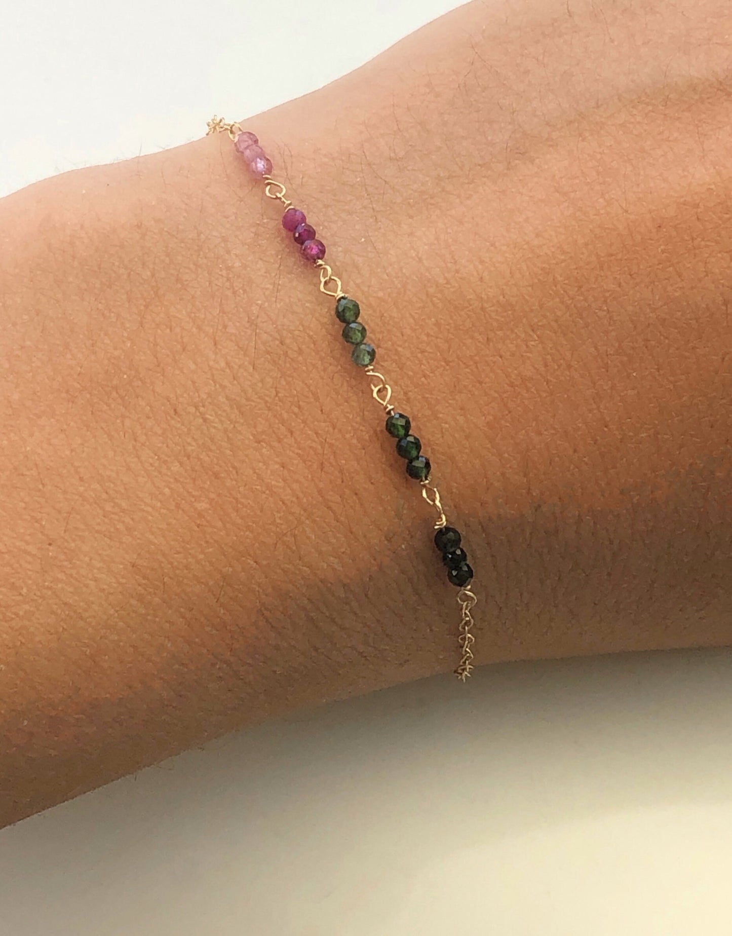 Zartes Armband mit Farbverlauf, Turmalin Armkettchen, Rubin, Rosenquarz, Labradorit, Mondstein