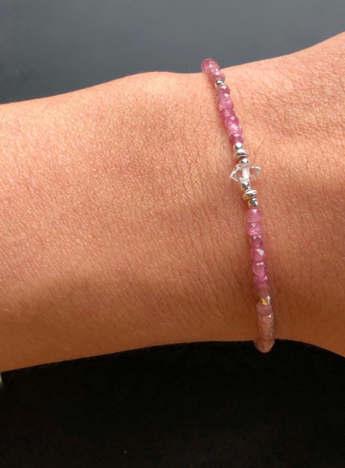 Geburtsstein Armband mit Herkimer, Rosa Turmalin, Aquamarin, Blautopas, Mondstein, Stapelarmband mit Steinen, Silber, Gold, Roségold