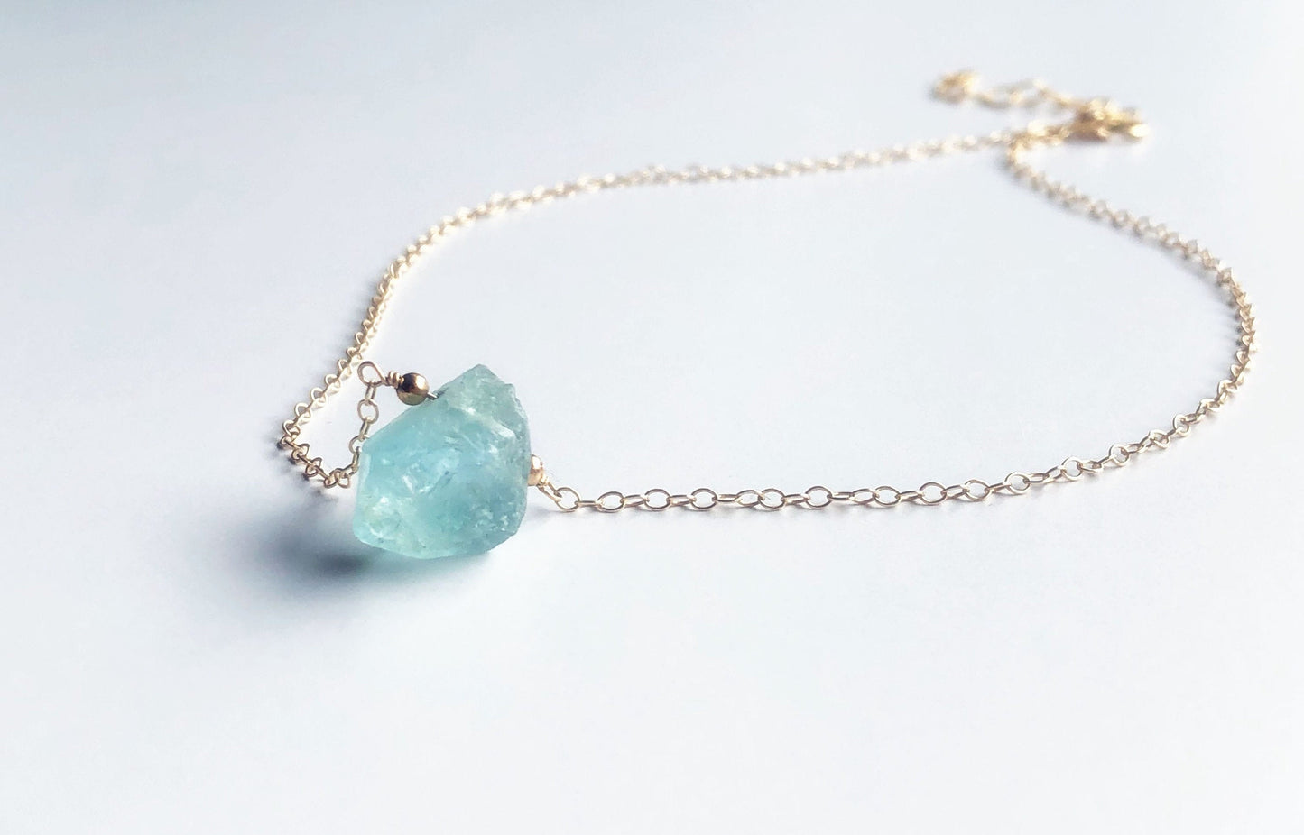 Aquamarin Rohstein Kette, Minimalistische Halskette mit Naturstein, März Geburtssteinkette